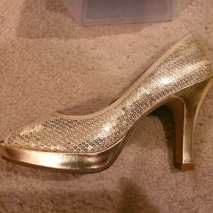 Madden Girl 9.5 Gold Women's Luckiie Peep Toe EUC